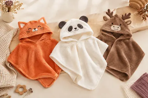 Trois capes de bain bébé à capuche en polaire corail, ornées de motifs de chat, de panda et d’élan