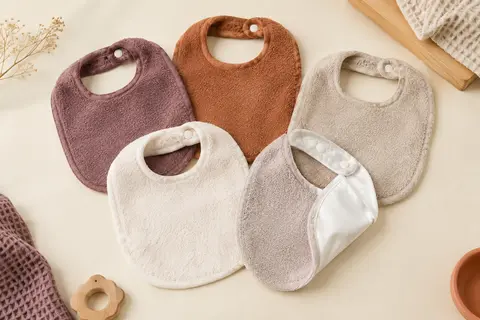 Lot de cinq bavoirs bébé en éponge, avec col élastique réglable et face intérieure imperméable