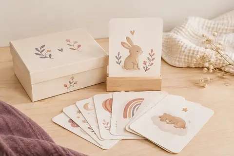 Cartes étapes bébé en papier avec support en bois clair et boîte de rangement