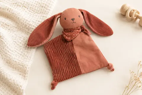 Doudou lapin terracotta aux longues oreilles, foulard assorti et textures en velours côtelé et coton