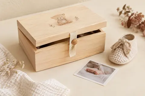 Boîte à souvenirs de bébé en bois beige avec motif d’ours, couvercle à sangle et petits objets d’enfance