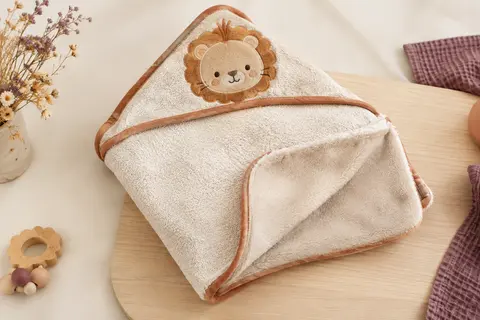 Cape de bain carrée à capuche pour bébé, ornée d’un motif de lion et présentée sur un fond crème.