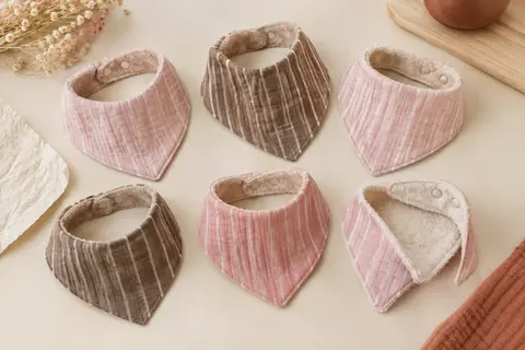 Lot de six bavoirs bandana rayés en mousseline de coton avec boutons pression