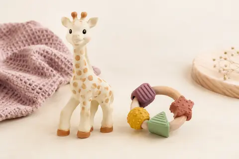Sophie la girafe et un anneau de dentition texturé avec quatre formes colorées coulissantes